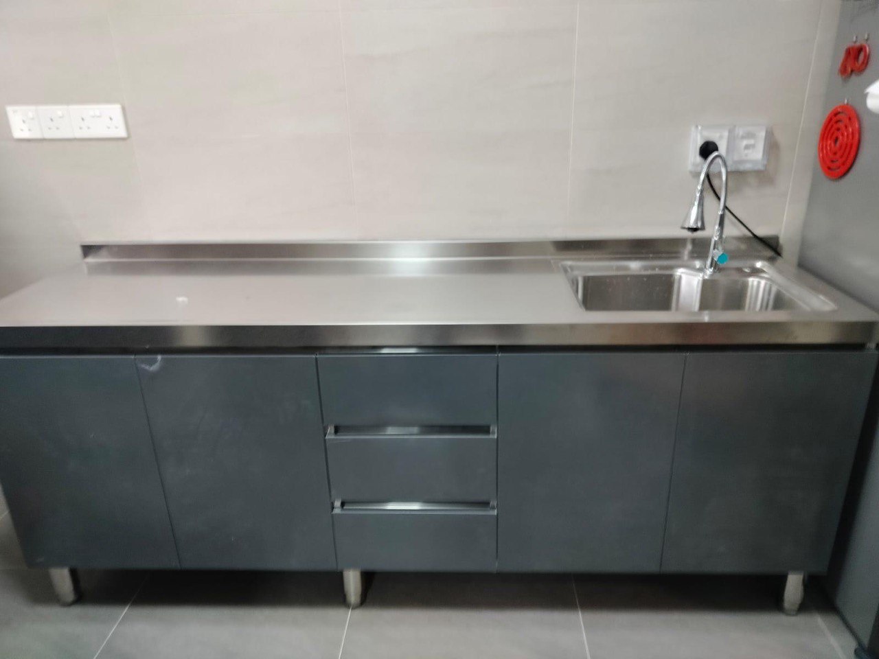 Customised 304 Modular Stainless Steel Coloured Door Kitchen Cabinet with Legs Customised 304 Modular Stainless Steel Coloured Door Kitchen Cabinet with Legs