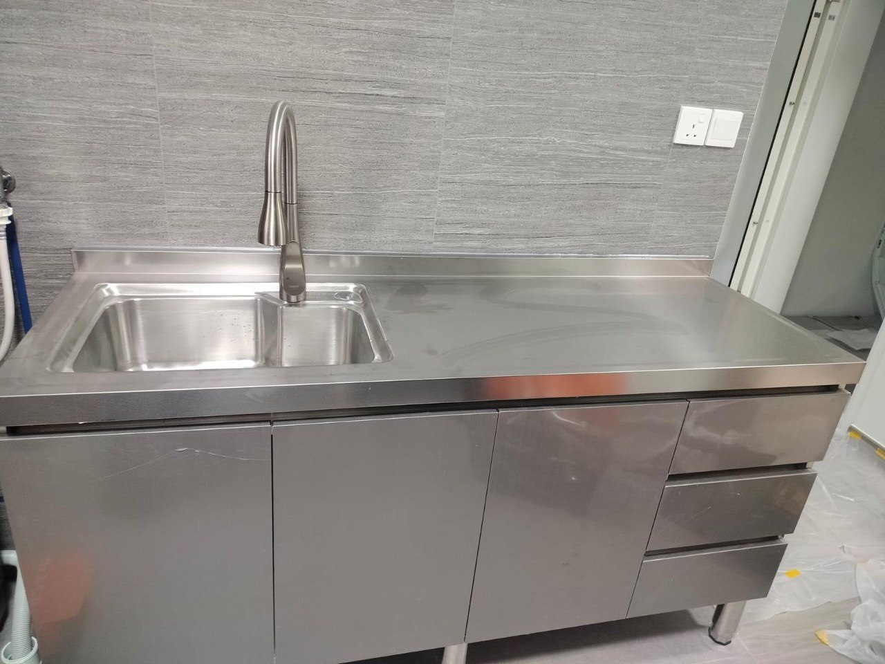 Handleless Customised 304 Modular Stainless Steel Kitchen Cabinet with Legs at customer house Handleless Customised 304 Modular Stainless Steel Kitchen Cabinet with Legs at customer house