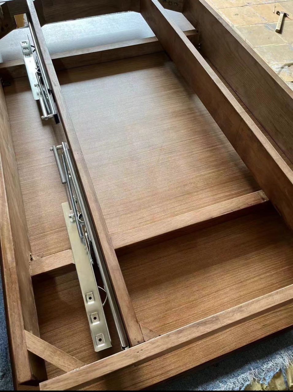 basilic mechanism of basilic dining table