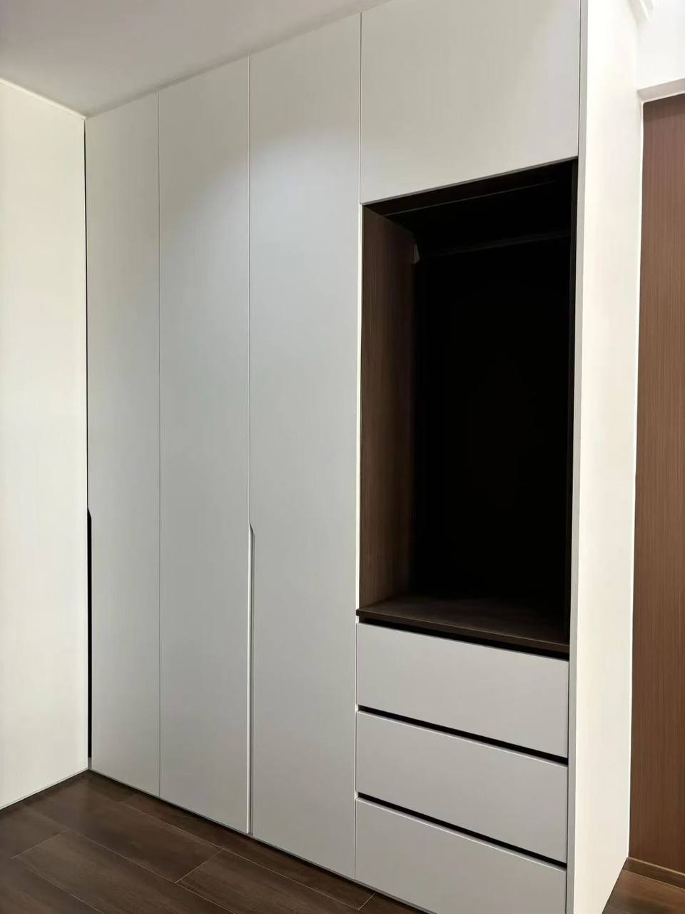 Premium Custom Aluminium Wardrobe in white Premium Custom Aluminium Wardrobe in white