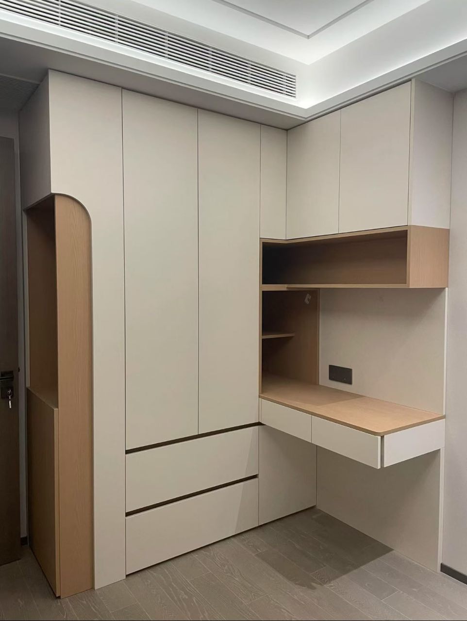 Premium Custom Aluminium Wardrobe with Table Premium Custom Aluminium Wardrobe with Table